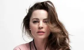 ستاره سینما در ۴۹ سالگی مادر شد!