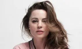ستاره سینما در ۴۹ سالگی مادر شد!