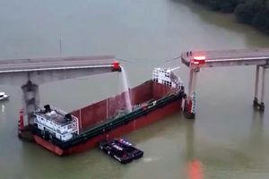 برخورد کشتی غول‌پیکر به پلی در چین/ ۵ نفر کشته شدند/ ویدئو