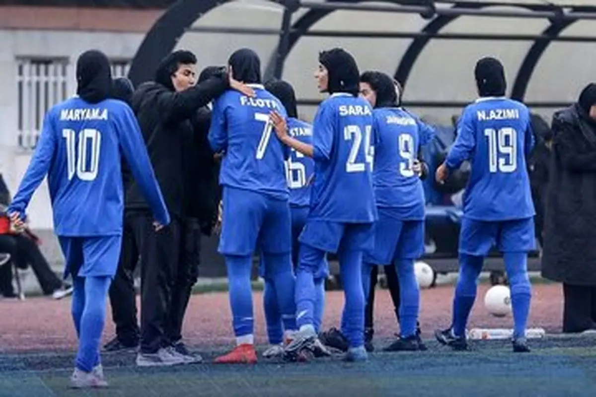 چند مرد تماشاگر بازی زنان استقلال شدند/ عکس