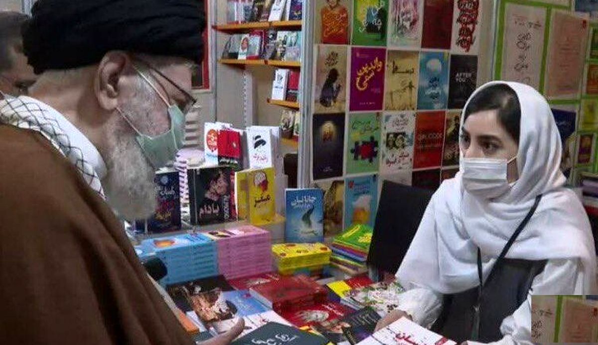 مصاحبه با دختری که با پوشش متفاوت از رهبر انقلاب در غرفهاش استقبال کرد/ هیچ گونه صحبتی درباره پوشش و حجاب من نشد/ ویدئو