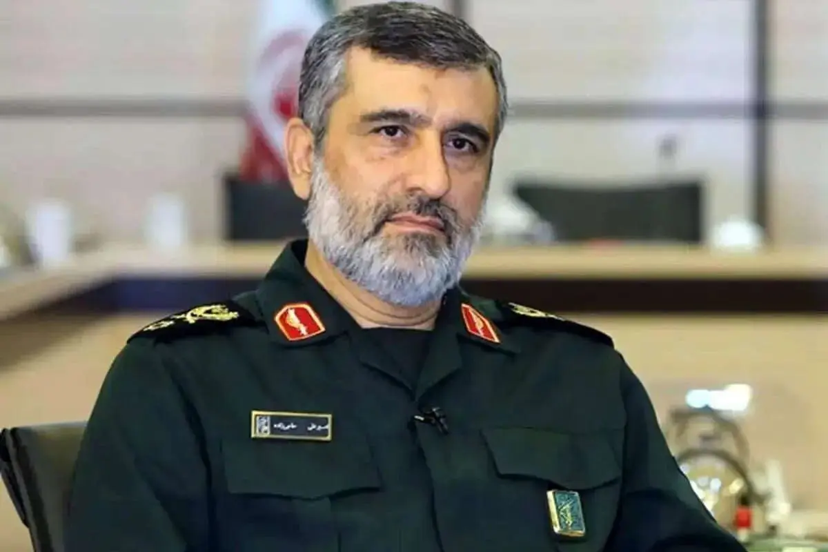 قرائت وصیتنامه شهید حاجی زاده در یک مراسم 