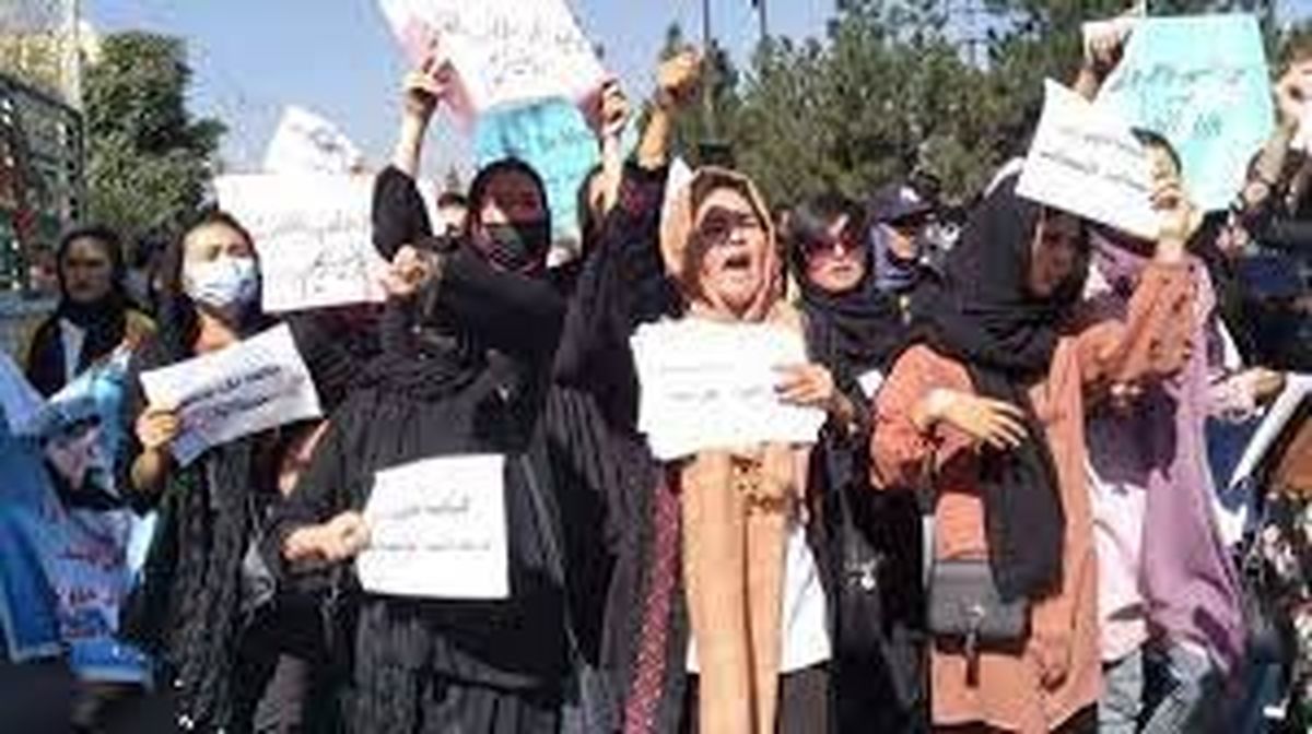 تظاهرات زنان در کابل/ آنها به اجباری شدن حجاب اعتراض داشتند