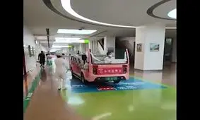 استفاده از خودرو برای رفت و آمد در بزرگترین بیمارستان جهان!