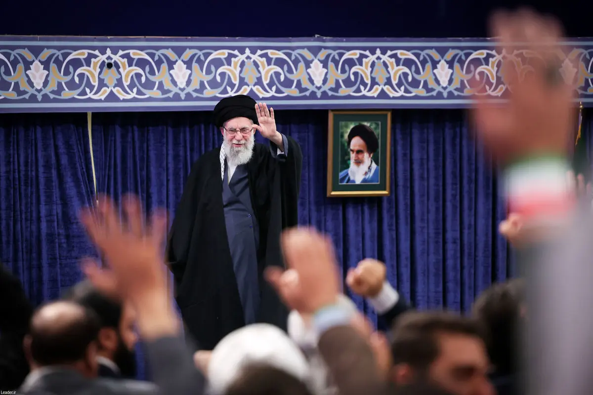  رهبر انقلاب در پاسخ به تهدیدهای ترامپ: خطرناک‌تر از ناو، سلاحی است که می‌تواند آنرا به قعر دریا بفرستد/ قوی‌ترین ارتش دنیا هم گاهی ممکن است چنان سیلی بخورد که نتواند از جا بلند شود