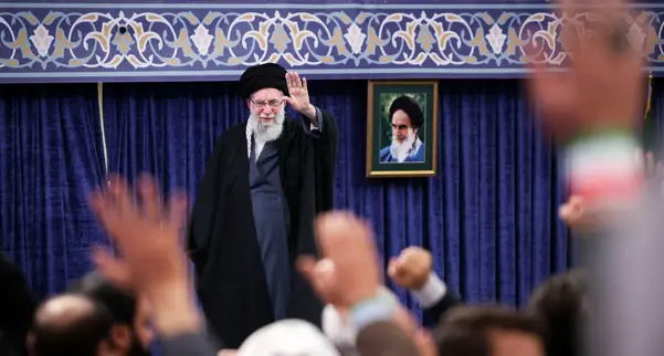  رهبر انقلاب در پاسخ به تهدیدهای ترامپ: خطرناک‌تر از ناو، سلاحی است که می‌تواند آنرا به قعر دریا بفرستد/ قوی‌ترین ارتش دنیا هم گاهی ممکن است چنان سیلی بخورد که نتواند از جا بلند شود