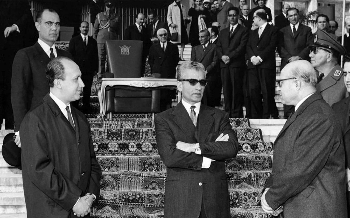  سفر در زمان؛ «محمدرضا پهلوی و دخترش شهناز در هواپیمای شخصی اش» در فرانسه؛ سال 1337/ عکس 