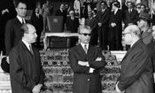  سفر در زمان؛ «محمدرضا پهلوی و دخترش شهناز در هواپیمای شخصی اش» در فرانسه؛ سال 1337/ عکس