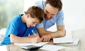 به این دلایل به کودکان در حل تکالیف کمک نکنید