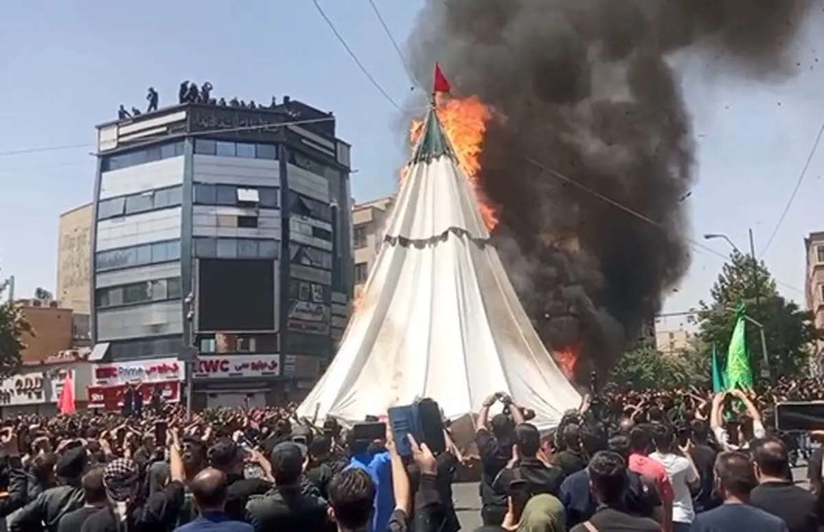 برگزاری آیین سنتی خیمه‌سوزان ظهر عاشورا در چهارراه گلوبندک تهران/ ویدئو