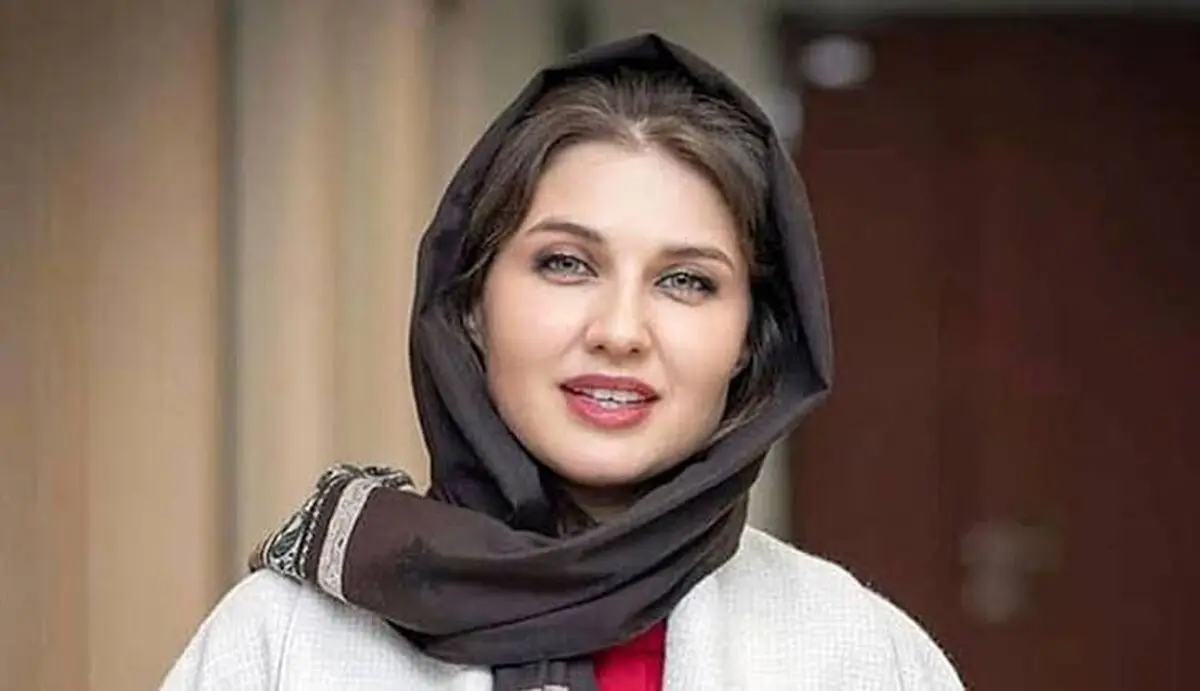 قرآن خواندن گلوریا هاردی برای مادربزرگ همسرش در مراسم ختم او