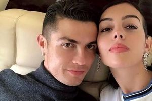 استایل با حجاب جورجینا، همسر رونالدو با مانتو و روسری  با حضور در هفته مُد ریاض ۲۰۲۵/ ویدئو

