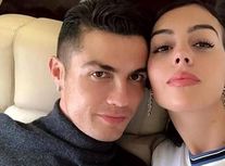 استایل با حجاب جورجینا، همسر رونالدو با مانتو و روسری  با حضور در هفته مُد ریاض ۲۰۲۵/ ویدئو

