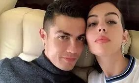 استایل با حجاب جورجینا، همسر رونالدو با مانتو و روسری  با حضور در هفته مُد ریاض ۲۰۲۵/ ویدئو

