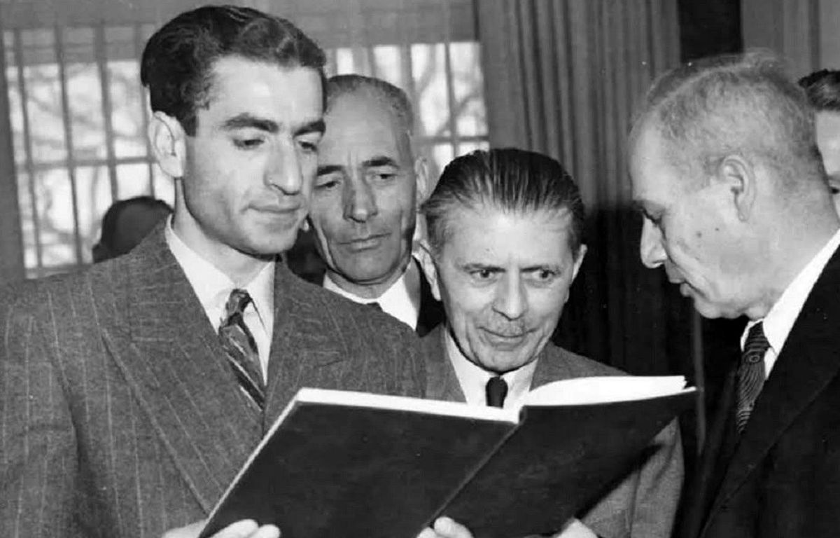 سفر در زمان؛ «محمدرضا پهلوی و همسر سوم» در حال آبگوشت خوردن در چادر عشایری؛ دهه 40