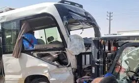 تصادف مینی‌بوس حامل زائران ایرانی در محور نجف به کربلا/ ۱۶ نفر مصدوم شدند/ ویدئو