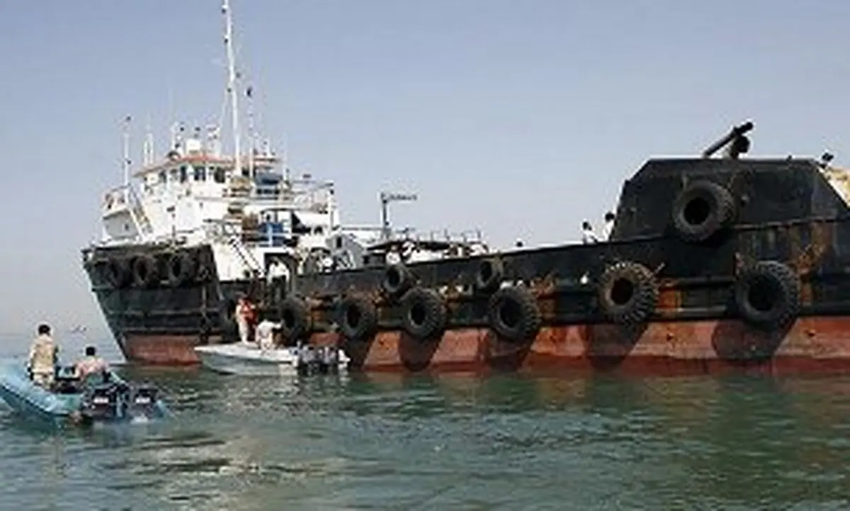 توقیف ۲ شناور حامل سوخت قاچاق توسط نیروی دریایی سپاه

