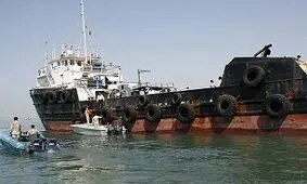 توقیف ۲ شناور حامل سوخت قاچاق توسط نیروی دریایی سپاه

