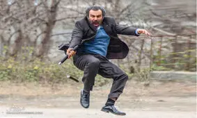 بُرشی از حضور محسن تنابنده جوان در تئاتر جریان عصبی؛ این نمایش در سال ۱۳۷۴ به روی صحنه رفت/ ویدئو