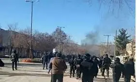 حمله اغتشاشگران به یک پیرمرد بسیجی/ ویدئو