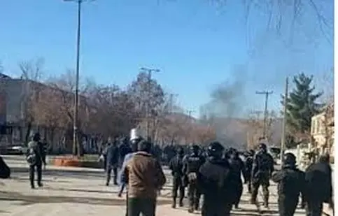 حمله اغتشاشگران به یک پیرمرد بسیجی/ ویدئو