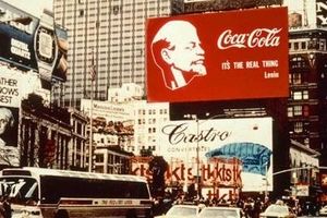 تصویر کوکاکولا و لنین در در میدان تایمز