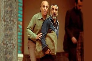 بوسیدن دست بیژن بنفشه‌ خواه توسط پژمان جمشیدی/ ویدئو