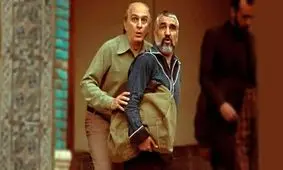 بوسیدن دست بیژن بنفشه‌ خواه توسط پژمان جمشیدی/ ویدئو

