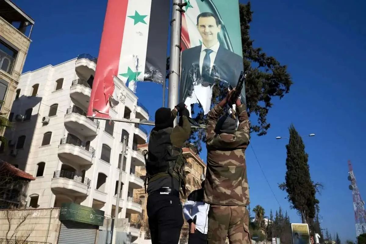شهر درعا در سوریه هم سقوط کرد/ روسیه و چین از شهروندانشان خواستند سوریه را ترک کنند/ شهر تلبیسه استان حمص سقوط کرد/ آتش جنگ در جنوب سوریه و ۱۰۰ کیلومتری دمشق/ ویدئو