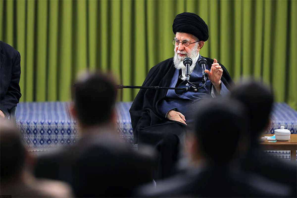 واکنش حضرت آیت الله خامنه ای به تبریک روز تولدشان توسط دانشجویان/ ویدئو