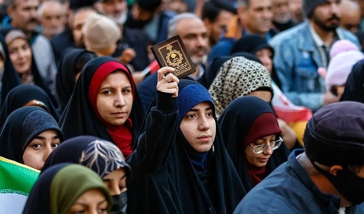 تجمع مردم مقابل مسجدی که به آتش کشیده شد
