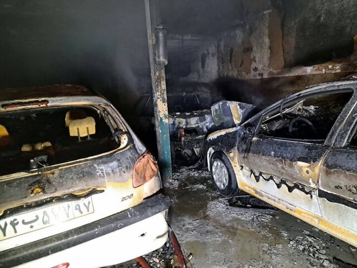 حریق ۳ خودرو در تعمیرگاهی در محله آذربایجان/ ویدئو