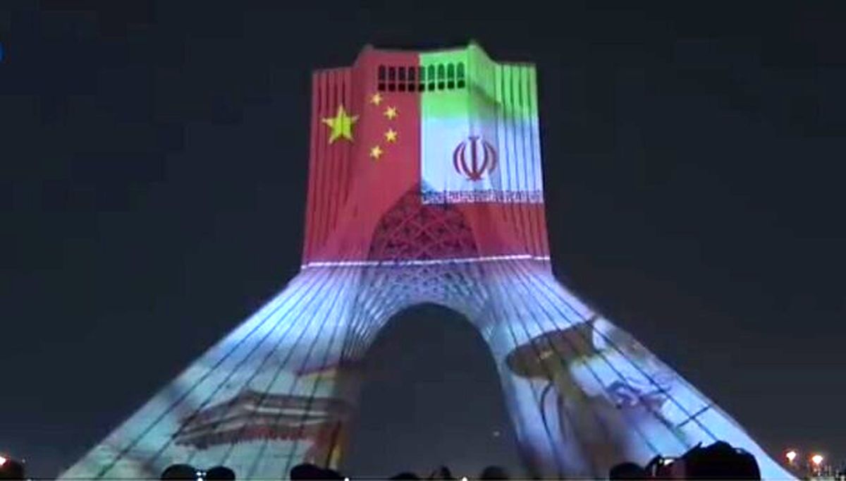 ماجرای نمایش پرچم های ایران و چین روی برج آزادی تهران چه بود؟