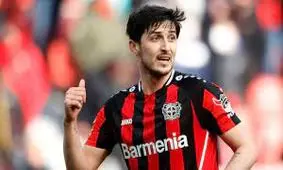 سردار آزمون در کنار خواننده بدشانس ایرانی