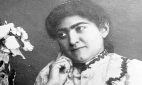 سفر به عصر قاجار؛ از «ژست رومی خانم‌حاجب در پاریس» تا «دختر سیگاری عهد قاجار»