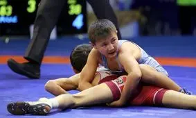 دفاع جانانه برادر از خواهر وسط مسابقه کشتی/ ویدئو