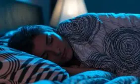 چرا خوابیدن قبل از نیمه‌شب برای سلامت ذهن حیاتی است؟