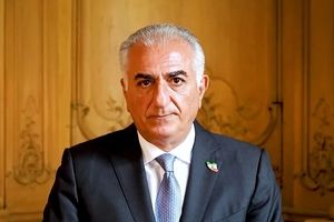 انتقاد حسن شریعتمداری به رضا پهلوی/ 4 پادشاه ما در خارج از مملکت فوت کردند یعنی جامعه ایران استبداد را نپذیرفته است/ آیا ملت ایران دل به کسی می بندند که آمدن خودش را بر بال فرشتگان جنگ بسته است؟/ ویدئو