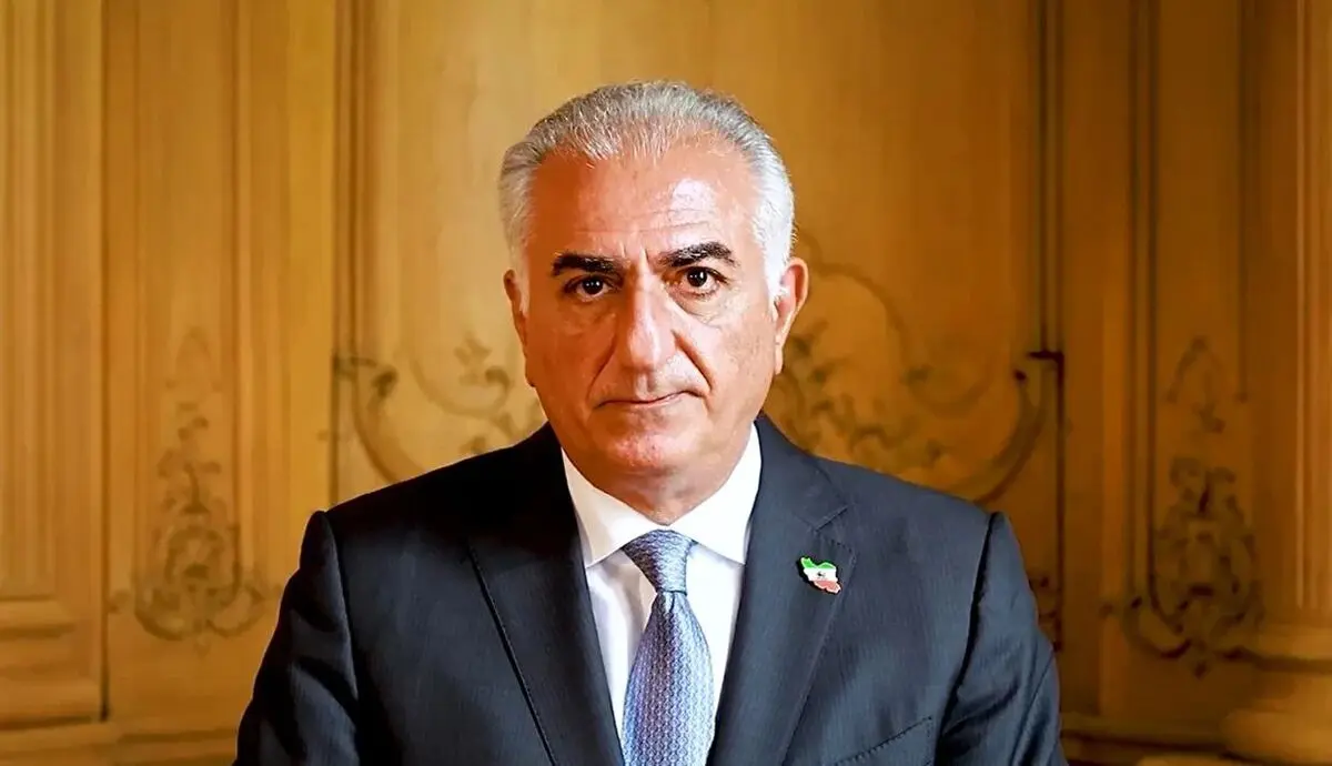 انتقاد حسن شریعتمداری به رضا پهلوی/ 4 پادشاه ما در خارج از مملکت فوت کردند یعنی جامعه ایران استبداد را نپذیرفته است/ آیا ملت ایران دل به کسی می بندند که آمدن خودش را بر بال فرشتگان جنگ بسته است؟/ ویدئو