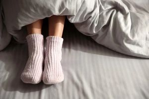 خوابیدن با جوراب برای سلامتی مفید است یا مضر؟/ اثرات پوشیدن جوراب بر گردش خون

