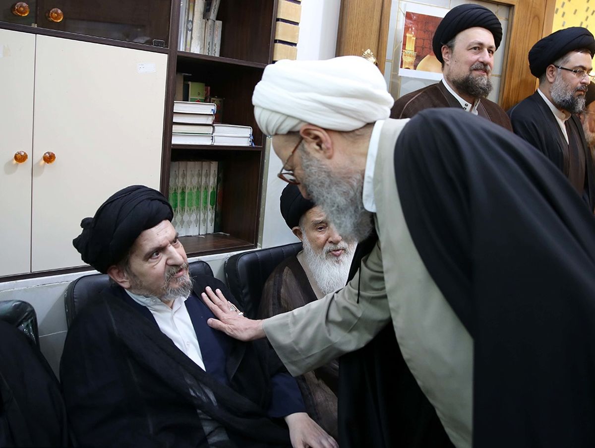 نوه امام در مراسم ختم مادرش/ سید حسین خمینی و پاکت سیگاری در دست!/ تصاویر