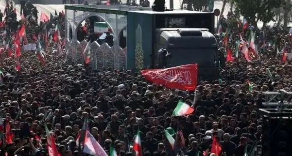وداع جانسوز عزاداران با قائد شهید در حرم رضوی/ انتقال پیکر رهبر شهید به صورت هوایی به حرم مطهر/ پیکر رهبر شهید انقلاب در رواق دارالذکر حرم امام رضا دفن خواهد شد