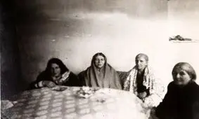 ملاباجی بندانداز سوار بر الاغ از این خانه به آن خانه می‌رفت که خانم‌ها را بند بیندازد