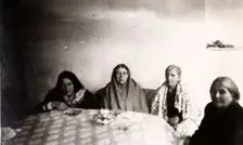 ملاباجی بندانداز سوار بر الاغ از این خانه به آن خانه می‌رفت که خانم‌ها را بند بیندازد