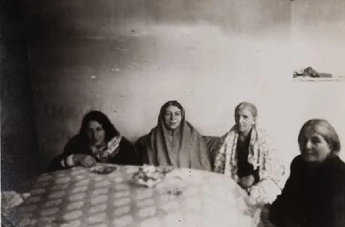 ملاباجی بندانداز سوار بر الاغ از این خانه به آن خانه می‌رفت که خانم‌ها را بند بیندازد