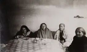 ملاباجی بندانداز سوار بر الاغ از این خانه به آن خانه می‌رفت که خانم‌ها را بند بیندازد