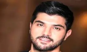 سلفی گرفتن مردم با سینا مهراد در حرم رضوی/ ویدئو