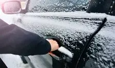 روش‌های مؤثر برای باز کردن قفل یخ زده خودرو
