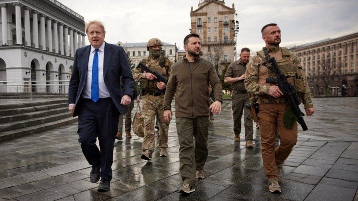 پیام‌ «پیاده‌روی زلنسکی و جانسون در کی‌یف» برای رئیس جمهور روسیه/ آینده سیاسی پوتین را تا حد زیادی تمام شده است و غرب دیگر با او کار نمی‌کند

