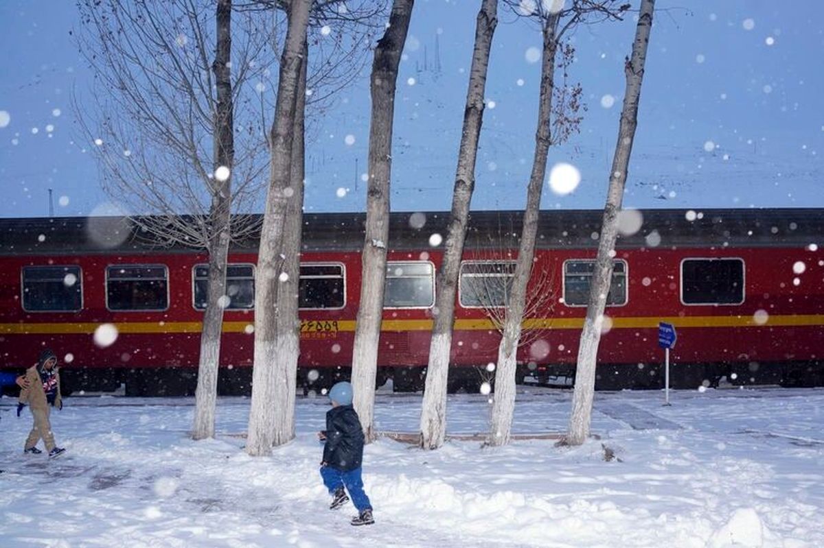 قطار تهران - شیراز به دلیل نقص فنی و در پی بارش برف و کولاک در میانه راه ماند